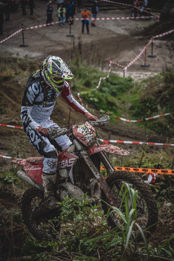 Felix Brandstetter auf seiner Enduro